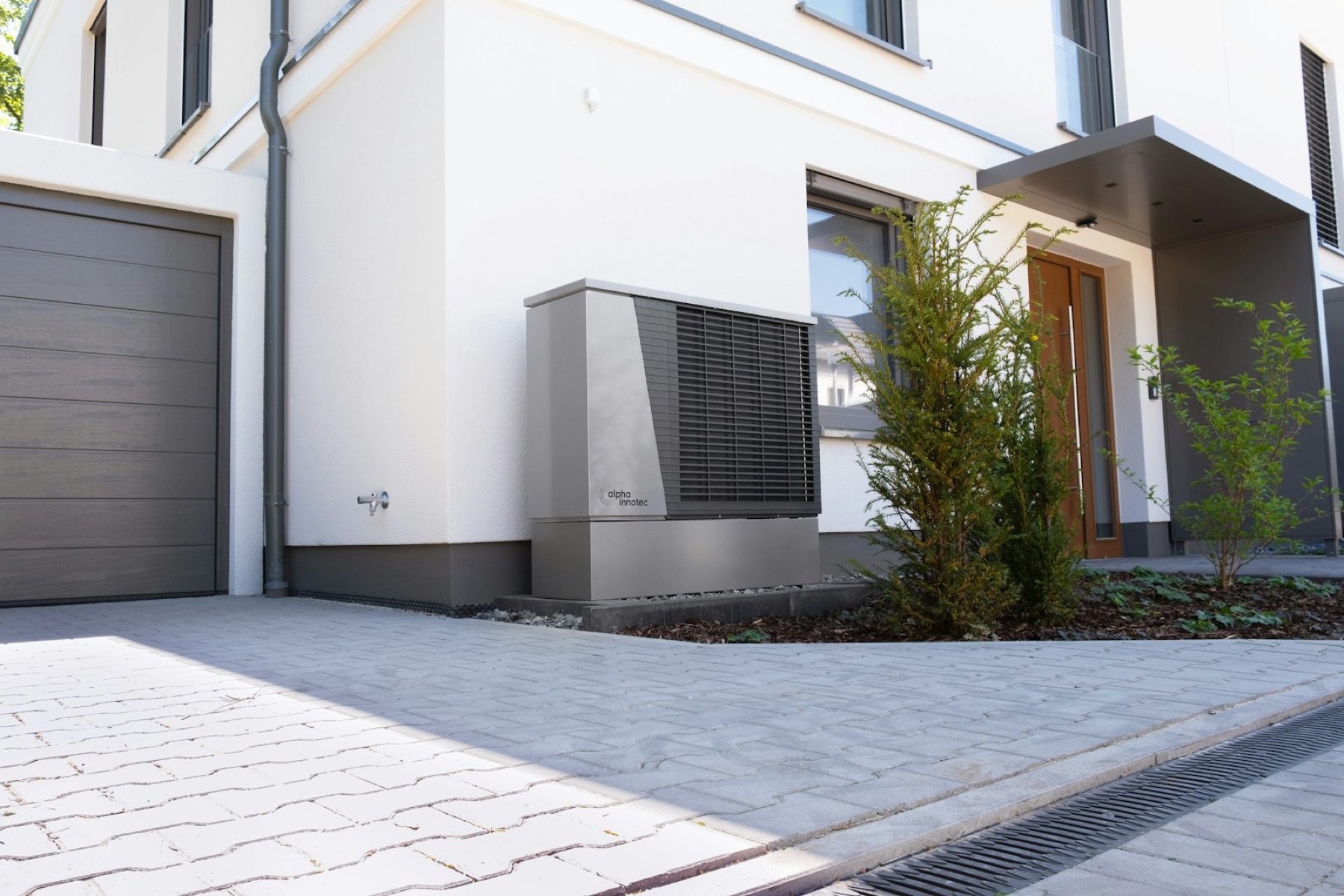 Luft-til-vand varmepumpe installeret ved bolig