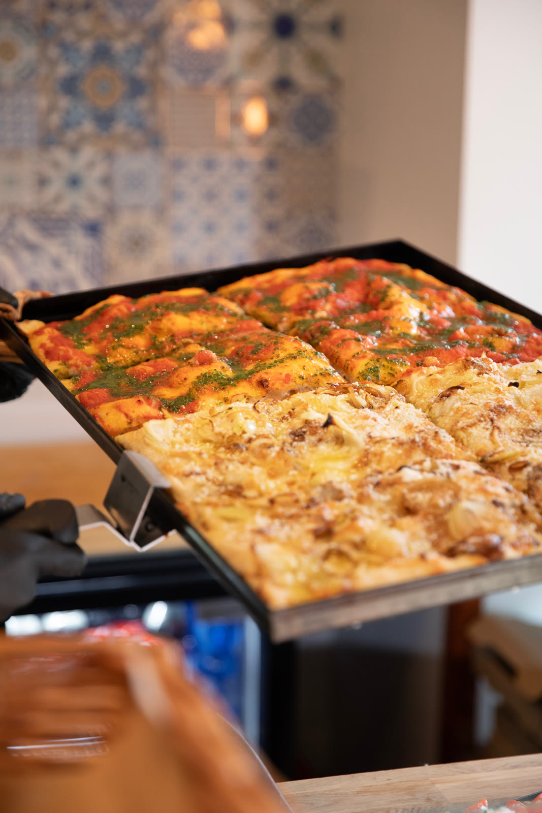 Romersk pladepizza lige ud af ovnen