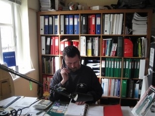 Günther ved telefonen på kontoret i Høng