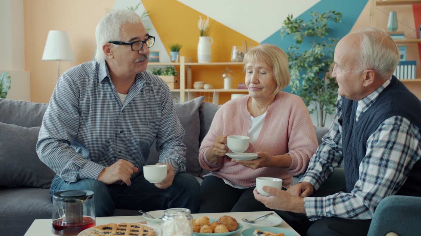 Tre af husets faste gæster over kaffe og hjemmebag i fællesstuen